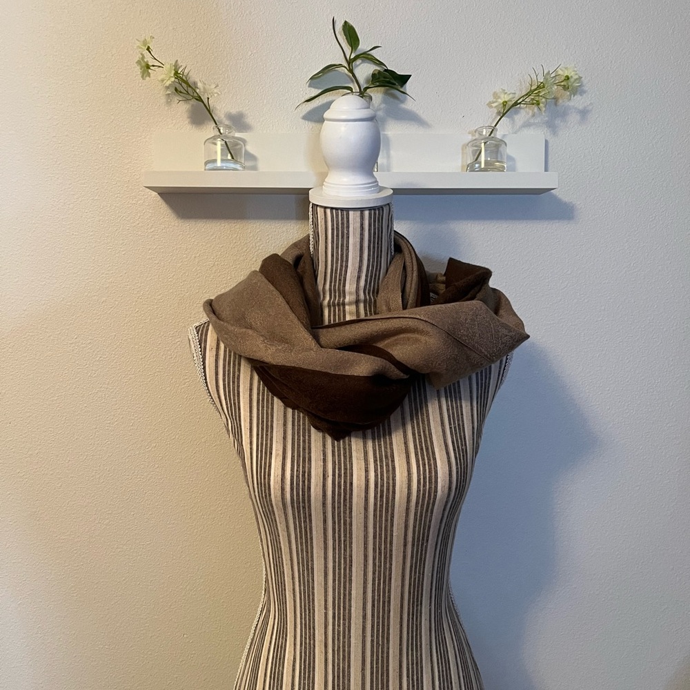 Beautiful long two toned tan scarf. ❤️